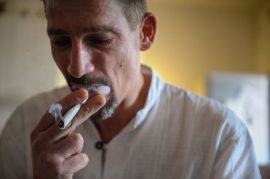 Dominique Loumachi fume une cigarette qui ressemble à du cannabis mais n'en est pas (pour ne pas tomber sous l'accusation de promouvoir l'usage de stupéfiants), le 28 février 2013 à Belfort (Photo Sebastien Bozon. AFP)